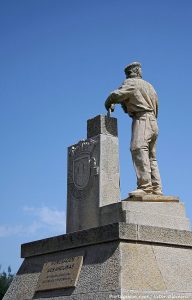 800px-Monumento_aos_Arguinas_-_Santa_Ovaia_-_Portugal_(35532181793)